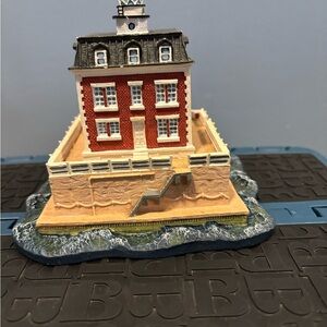Danbury Mint Red and White Lighthouse Model 1994  NEW LONDON LEDGE HOUSE.